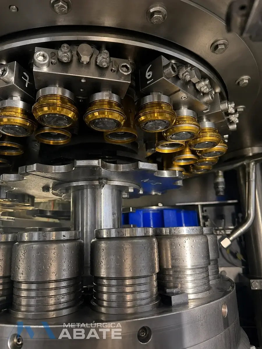 Máquina cerradora durante el proceso de cierre de latas