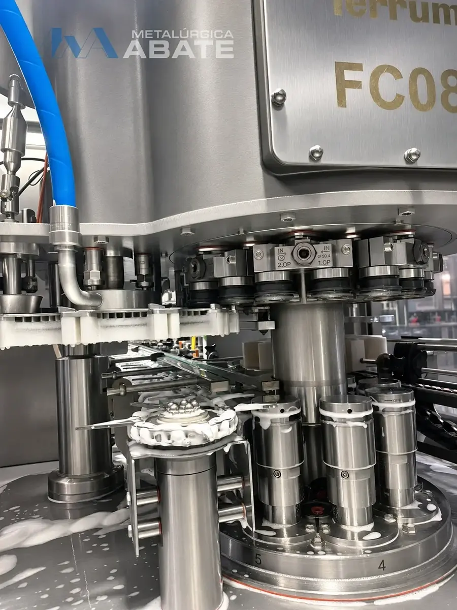 Máquina cerradora de latas en servicio técnico y puesta a punto