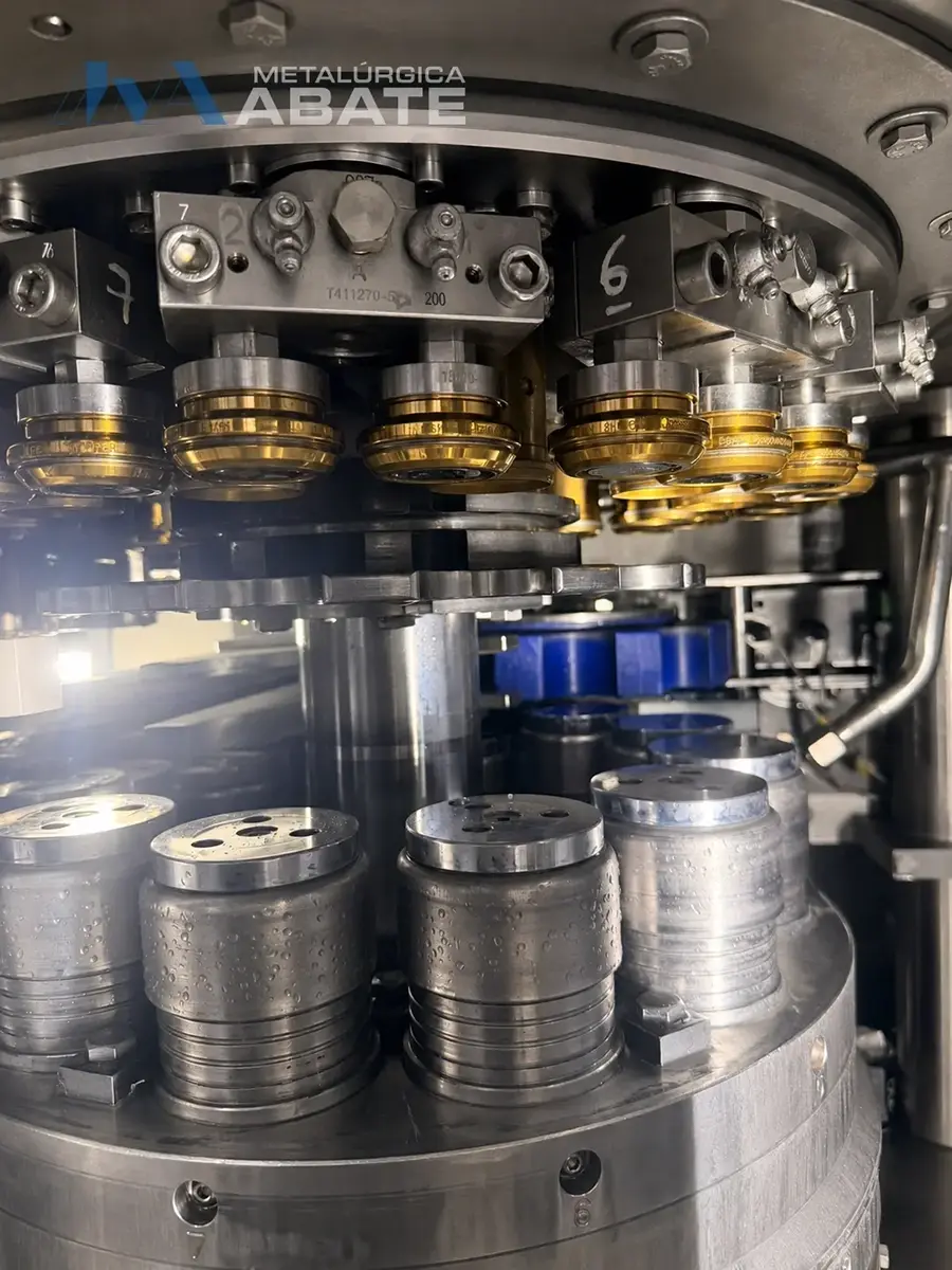 Mecanismos de una cerradora con latas posicionadas en el equipo