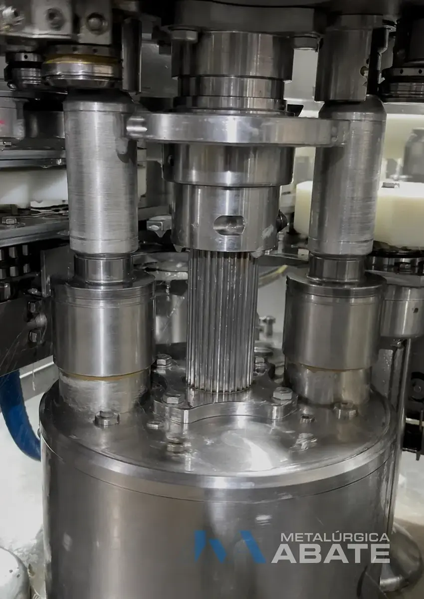 Vista frontal de una máquina cerradora de latas y sus mecanismos