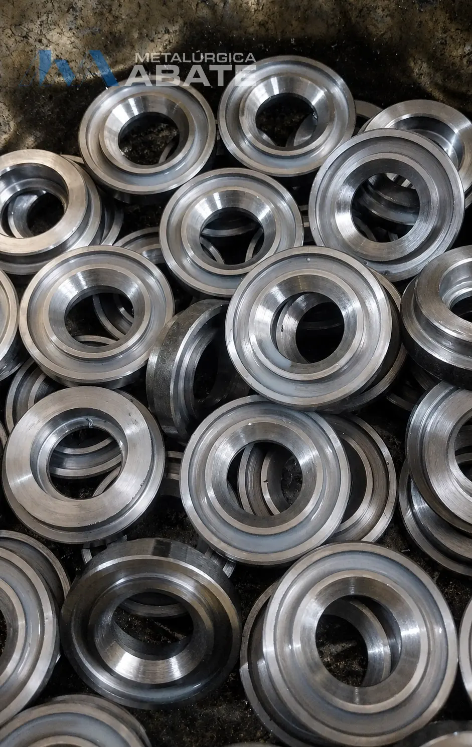 Serie de piezas industriales fabricadas en cantidad