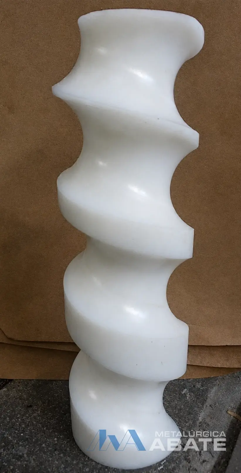 Sinfín mecanizado en material plástico blanco