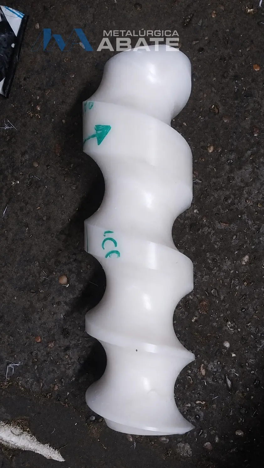 Sinfín industrial de material plástico blanco
